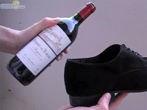 Ouvrir une bouteille de vin sans tire-bouchon : méthode de la chaussure